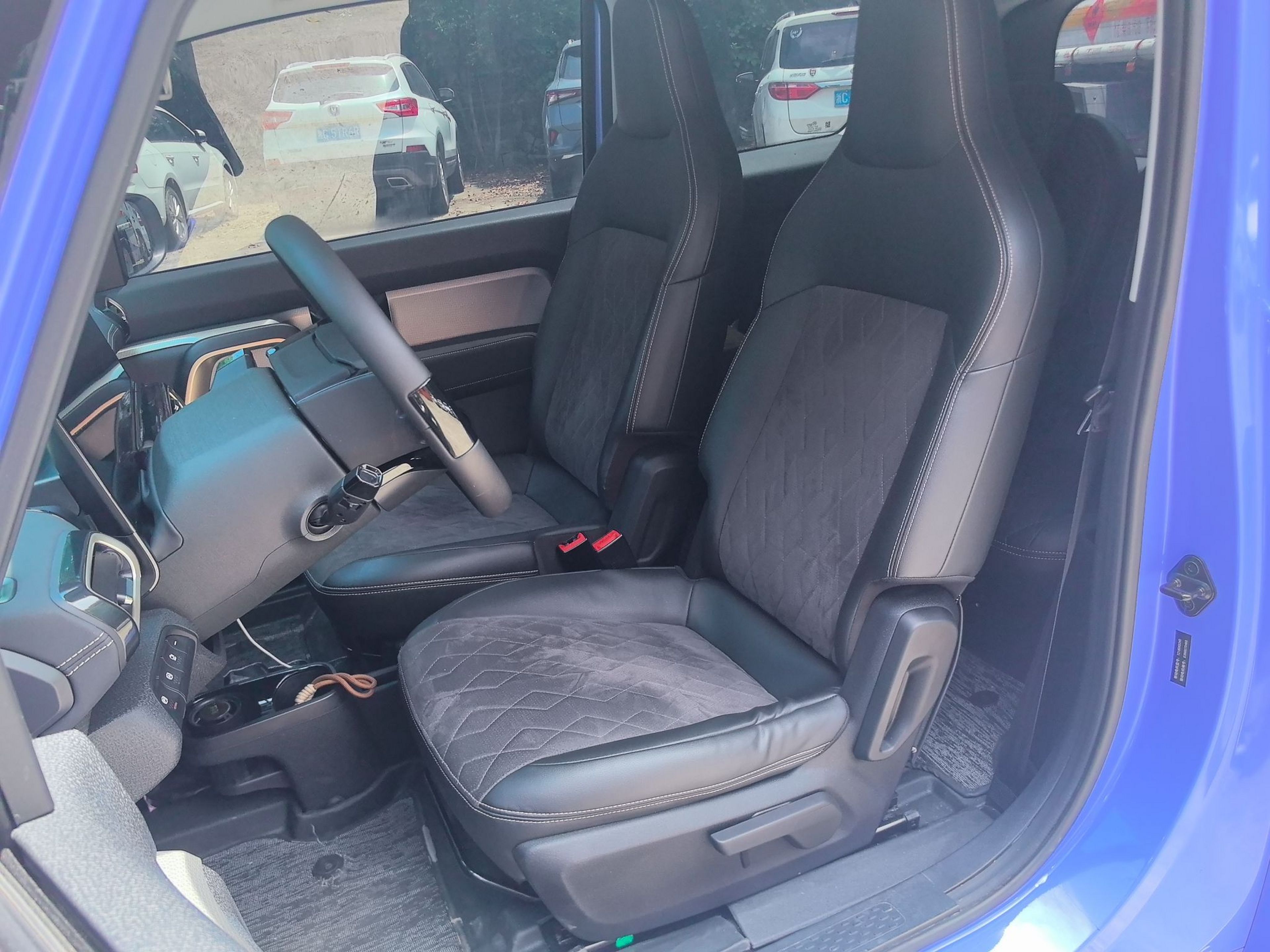 المقاعد الأمامية داخل السيارة