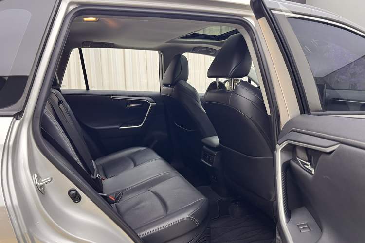 Used Toyota Wildlander 2020 Dual-Engine 2.5L E-CVT Two-Wheel Drive Prestige Edition Interior 5