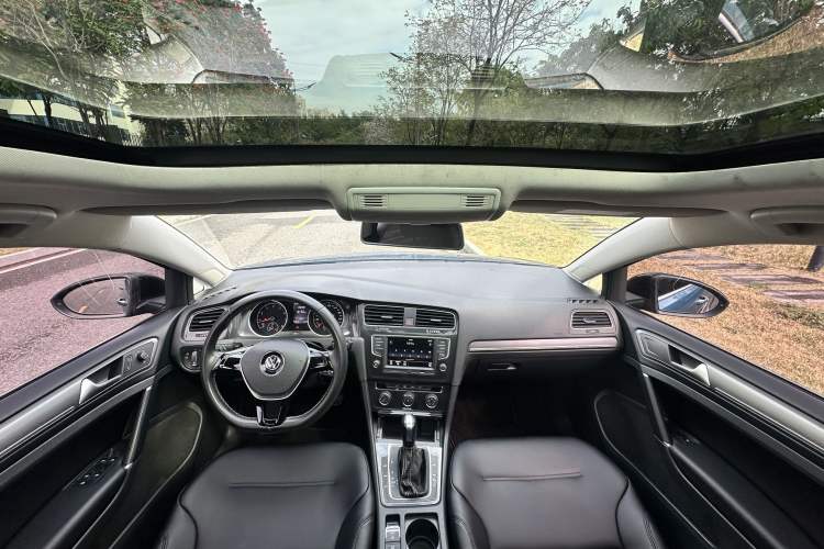 Used Volkswagen Golf 2017 1.6L Automatic Comfort Million-Vehicle Anniversary Edition