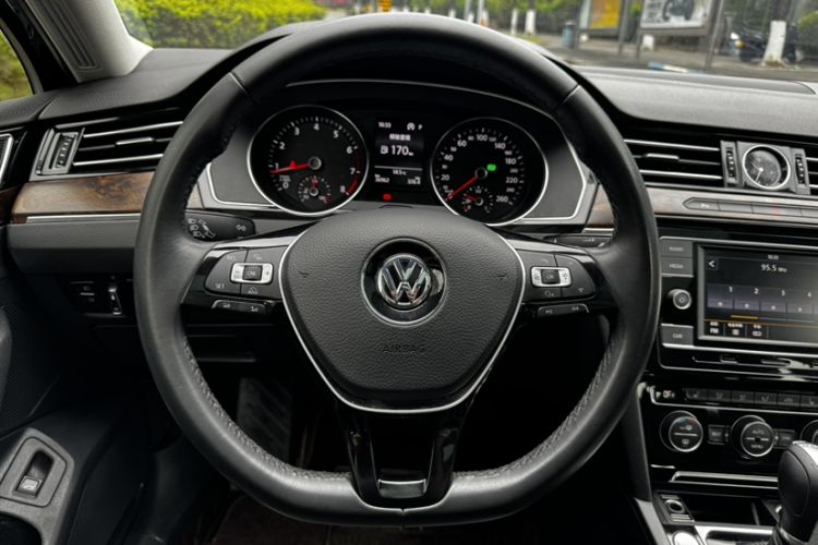 Used Volkswagen Magotan 2018 Facelift 330TSI DSG Luxury Model Interior 12