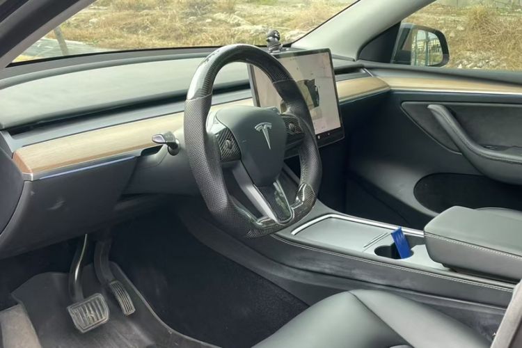 Used Tesla Model Y 2022 Long-Range All-Wheel-Drive Version