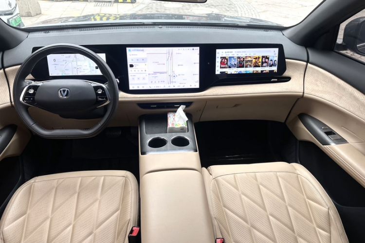 Used CHANGAN CS75 PLUS 2025 4th Generation 1.5T New Blue Whale Smart Luxury Edition Interior 1