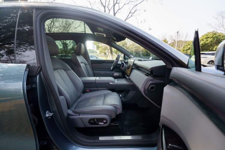 Used Zeekr 7X 2025 100 kWh Long-Range Rear-Wheel Drive with Intelligent Driving Features
