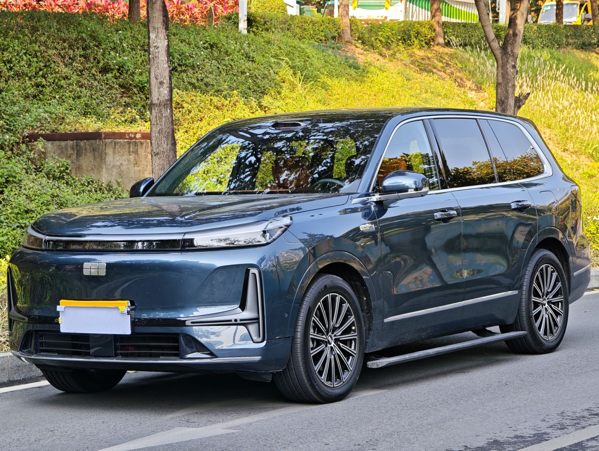 Под передней частью автомобиля