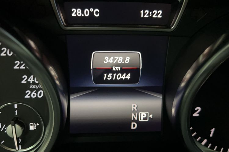 Used Mercedes-Benz M-Class 2014 ML 400 4MATIC Luxury Model Odometer Close Up