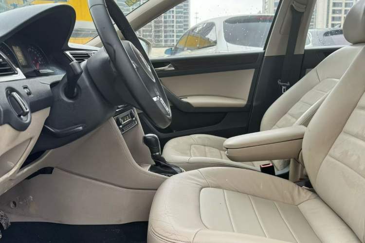 Used Volkswagen Santana 2013 1.6L Automatic Luxury Edition Left Front Seat