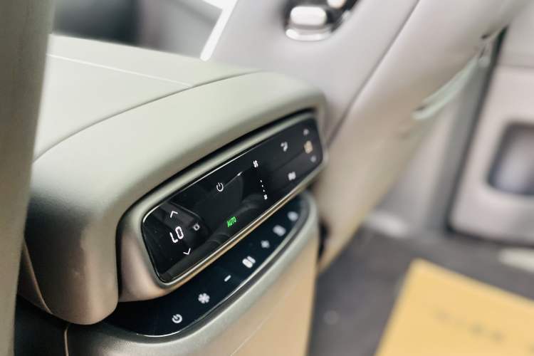 Used XPeng X9 2024 702 Ultra-Long Range Pro
