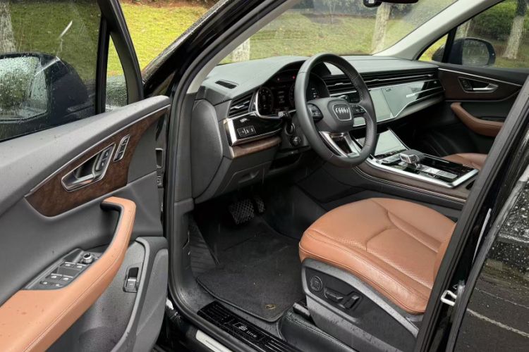 Used Audi Q7 2025 45 TFSI quattro S line Black Warrior Edition Gear Lever