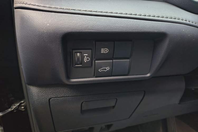 Used Toyota Highlander 2023 2.5L Smart Electric Hybrid Dual-Engine Four-Wheel Drive Prestige Version – 7 Seats Interior 6