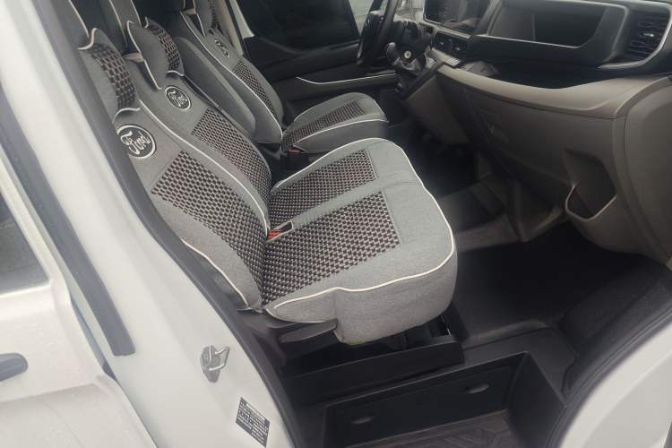 Used Ford Transit 2023 2.0T Diesel Manual Multifunction Commercial Vehicle Mid-axle Low-Roof Design 5/6 Seats
