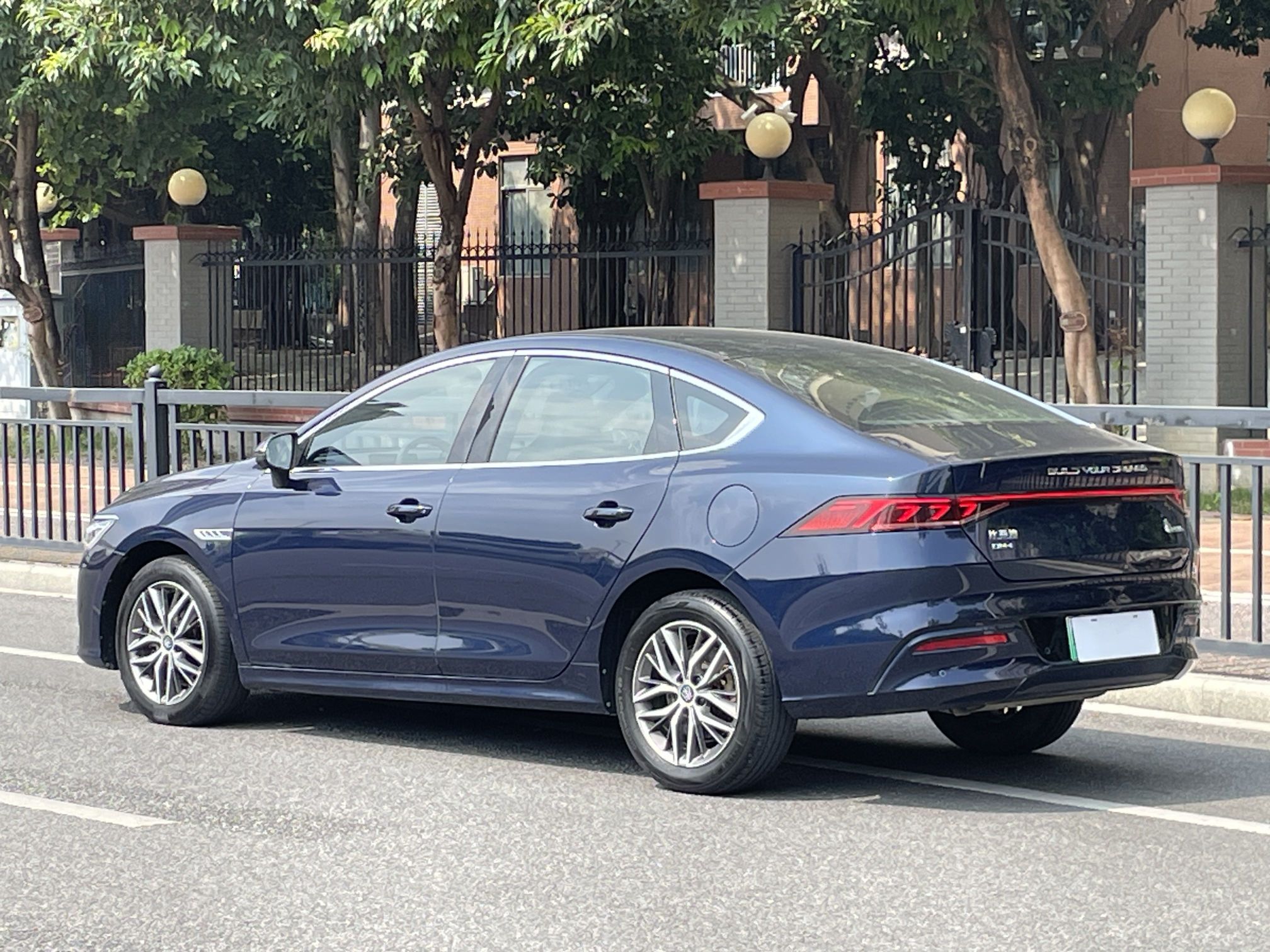 BYD Qin PLUS 2023 Champion Edition DM-i 55KM Superior Model — снимка 17
