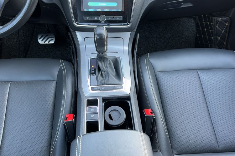 Used Roewe RX5 2018 20T Two-Wheel Drive Automatic Internet Smart Edition
