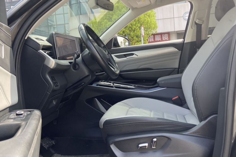 Used Volkswagen Tavendor 2023 330TSI Luxury Touring Edition Interior 3