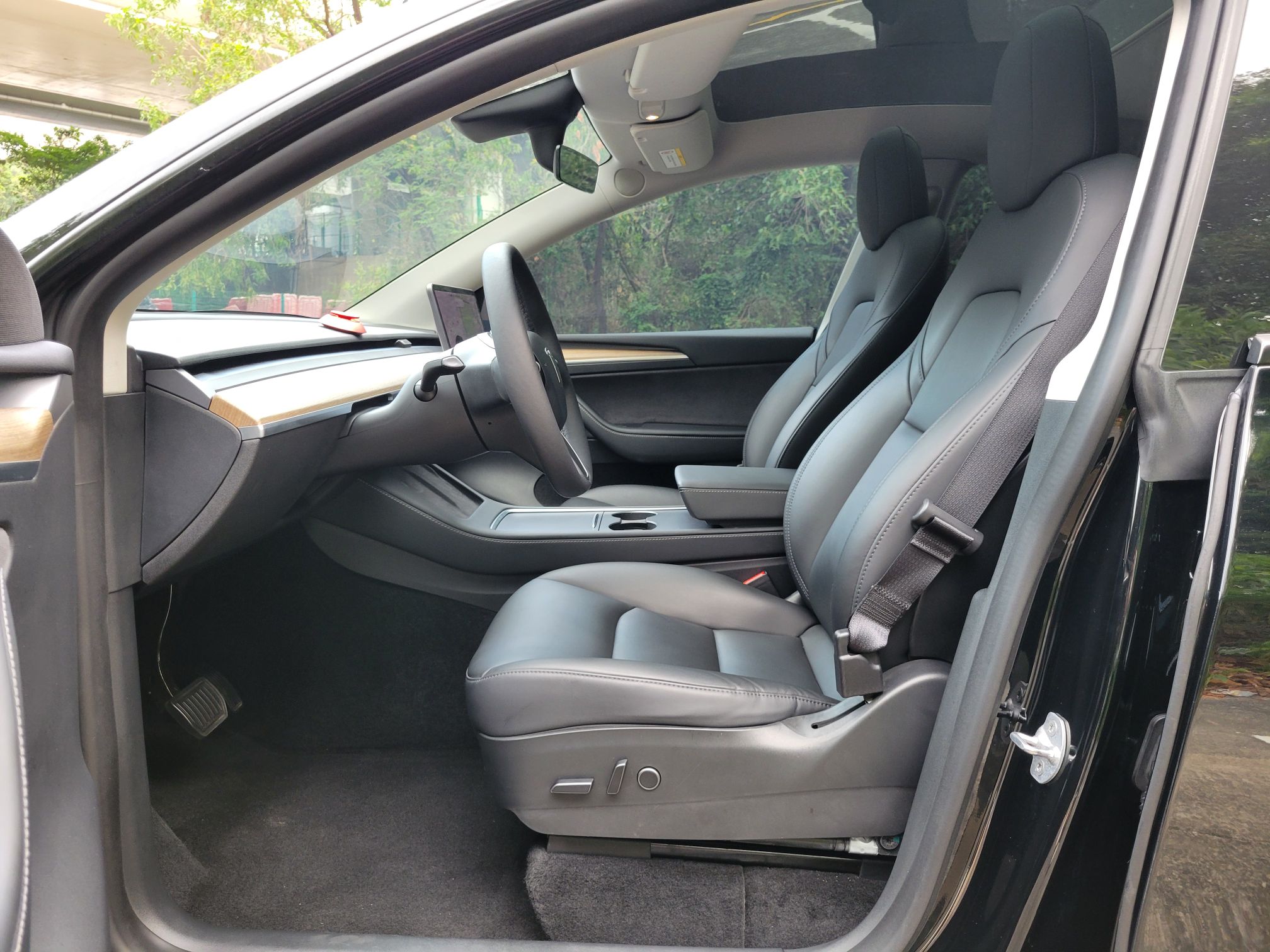 Переднее сиденье в автомобиле