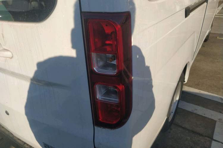 Used Wuling Yangguang 2024 300km Comfort-Grade Passenger Van 60kW