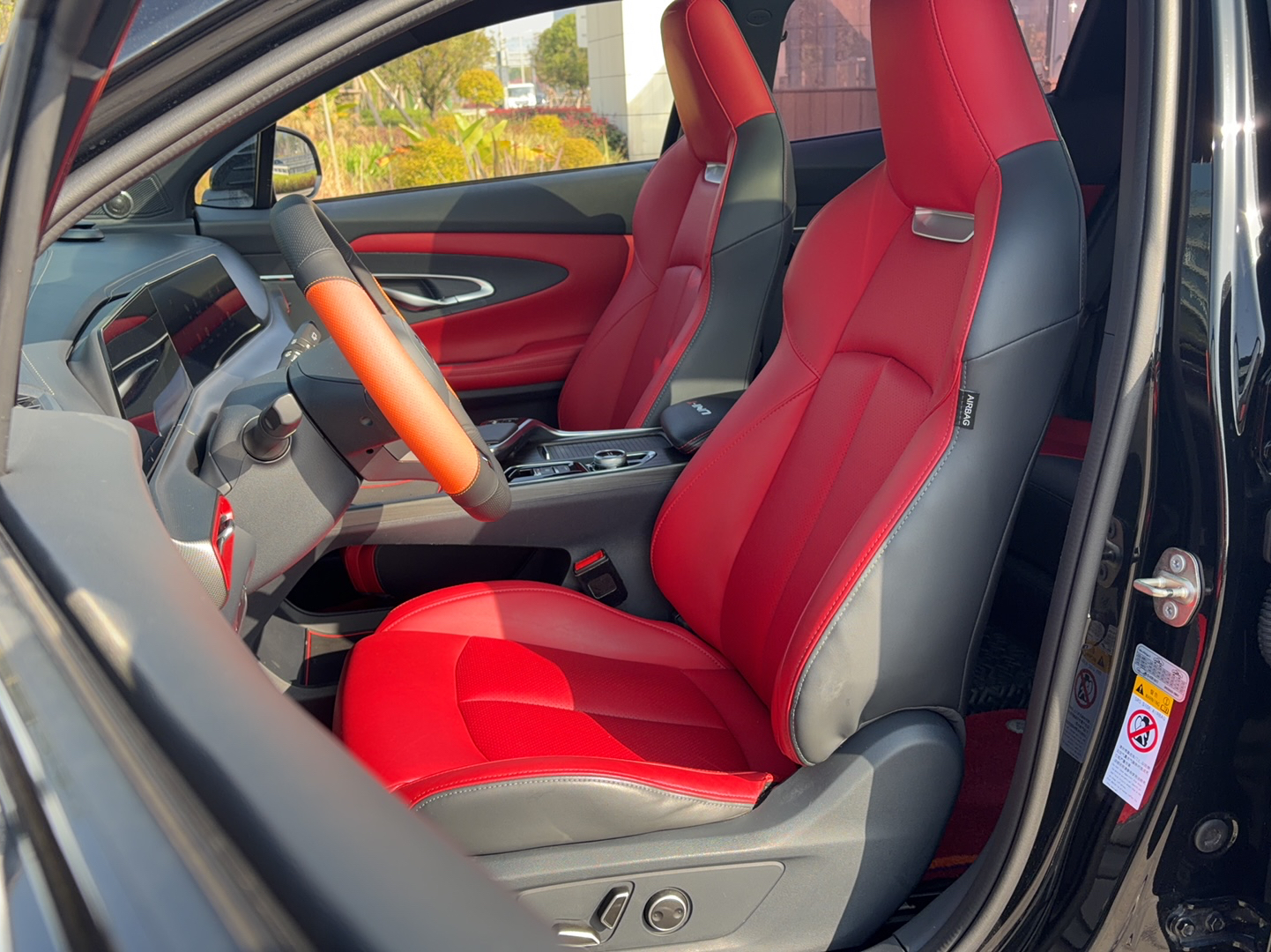 المقاعد الأمامية داخل السيارة