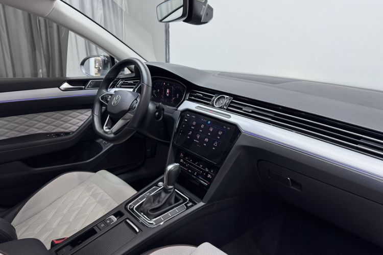 Used Volkswagen Magotan 2023 2 Million Units Commemorative Edition 330TSI DSG Luxury Version Interior 6