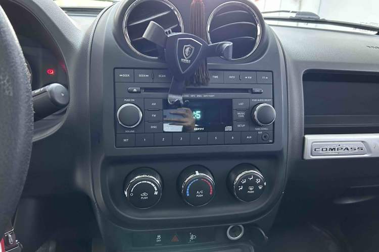 Used Jeep Compass 2015 2.0L two-wheel drive sport version Audio And AC Panel