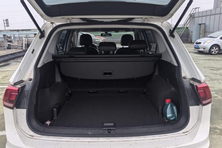 Used Volkswagen Tiguan L 2017 330TSI Automatic Two-Wheel Drive Comfort Edition Trunk