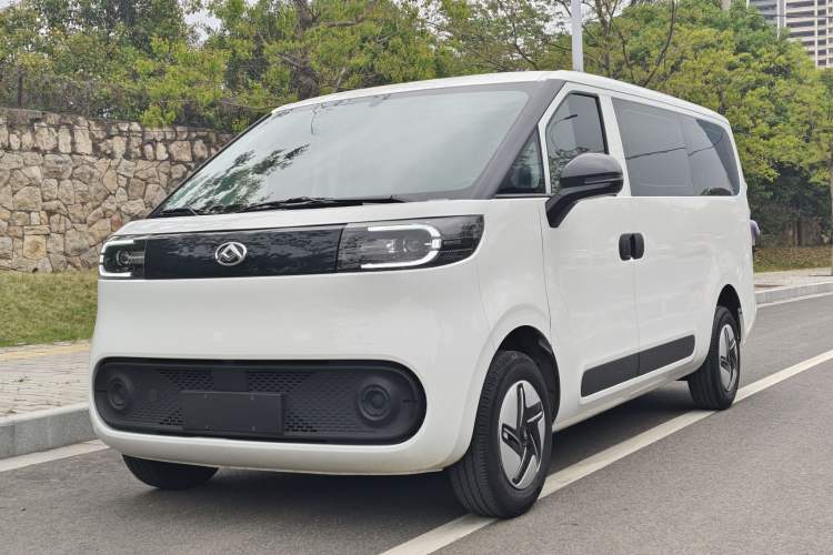 Used SAIC MAXUS Dana V1 2024 V1 Short Wheelbase Low-Roof Multi-Function Version (51 kWh)