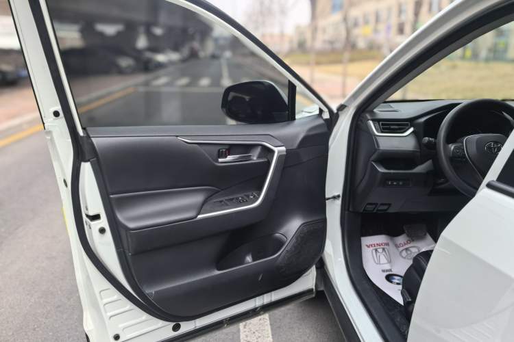 Used Toyota RAV4 2023 2.0L CVT Two-Wheel Drive Fashion Edition Interior 1