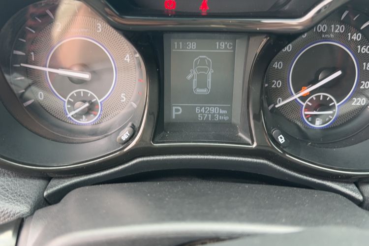 Used JMC Yusheng S350 2017 2.0T Automatic 2WD Diesel Luxury Version with Sunroof 5 Seats
