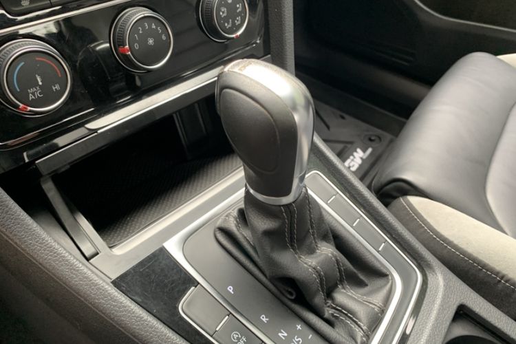 Used Volkswagen Golf 2016 1.4TSI Automatic R-Line Gear Lever