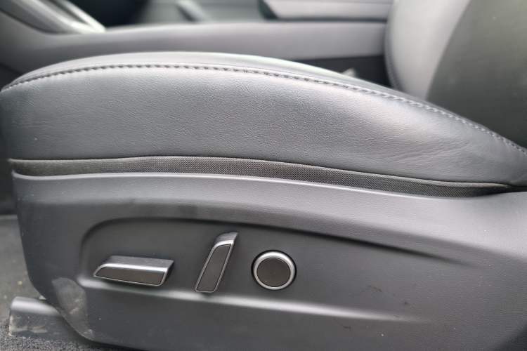 Used Tesla Model Y 2025 Rear-Wheel-Drive Version