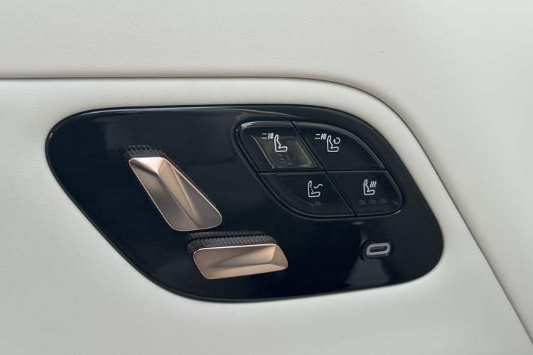 Used Lynk & Co 900 2025 2.0T Ultra