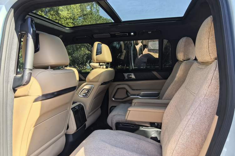 Used Formula Leopard Leopard 8 2025 Smart & Brave Luxury Edition 6 Seats