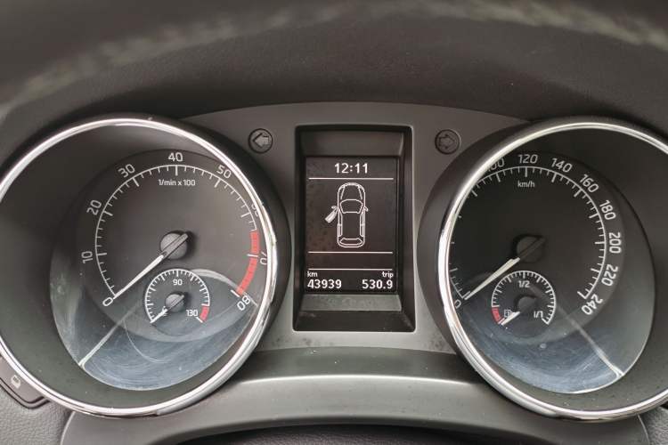 Used Skoda Yeti 2014 1.8TSI DSG Polar Edition Odometer Close Up