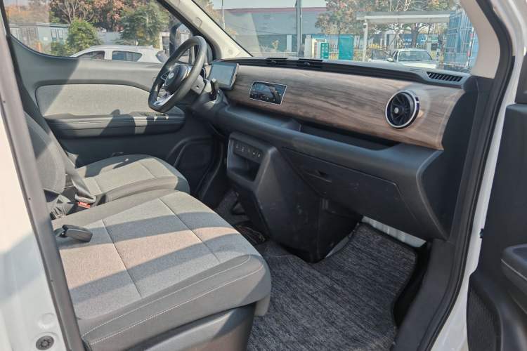 Used Ruichi EC75 2025 Model Passenger Vehicle Smart Driving Ultra-Charging Edition, Pioneer Type I, 52.16 kWh
