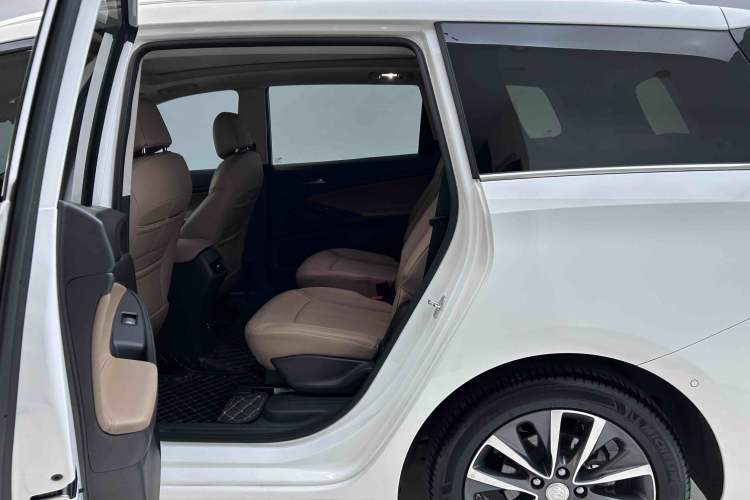 Used Buick GL6 2021 323T Mild Hybrid Connect Prestige Model
