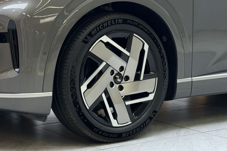 Used ONVO Luxeed L90 2025 Model—Max Six-Seater Version
