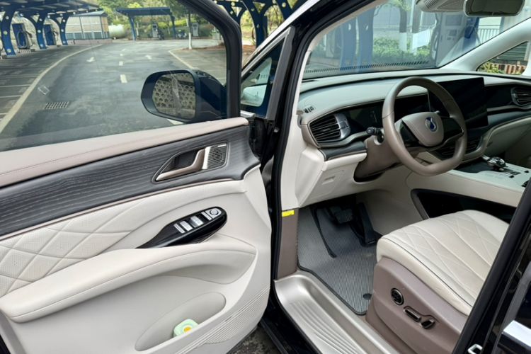 Used Denza D9 2022 EV 600 Four-Wheel Drive Flagship Model
