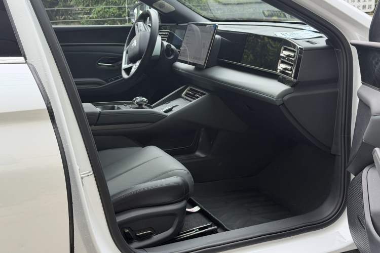 Used BYD Qin L 2025 DM-i Smart Drive 120KM Superior Model