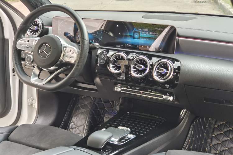 Used Mercedes-Benz A-Class 2020 A 220 L 4MATIC Sport Sedan Interior 9