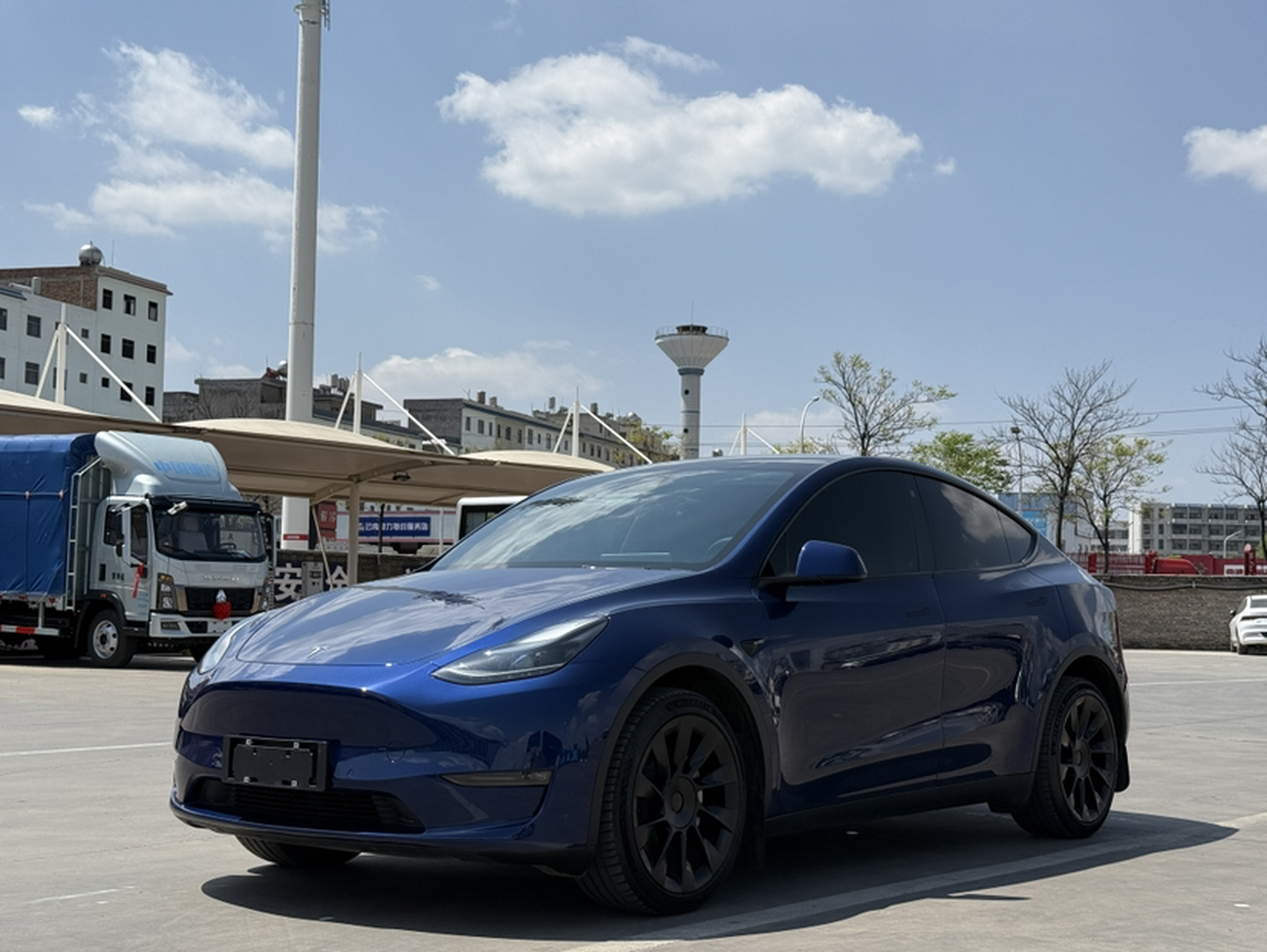 Под передней частью автомобиля