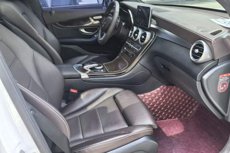 Used Mercedes-Benz GLC 2016 GLC 260 4MATIC Luxury Model Interior 1