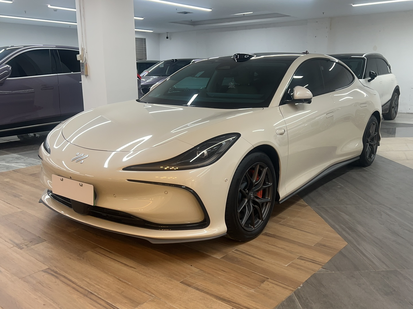 Под передней частью автомобиля