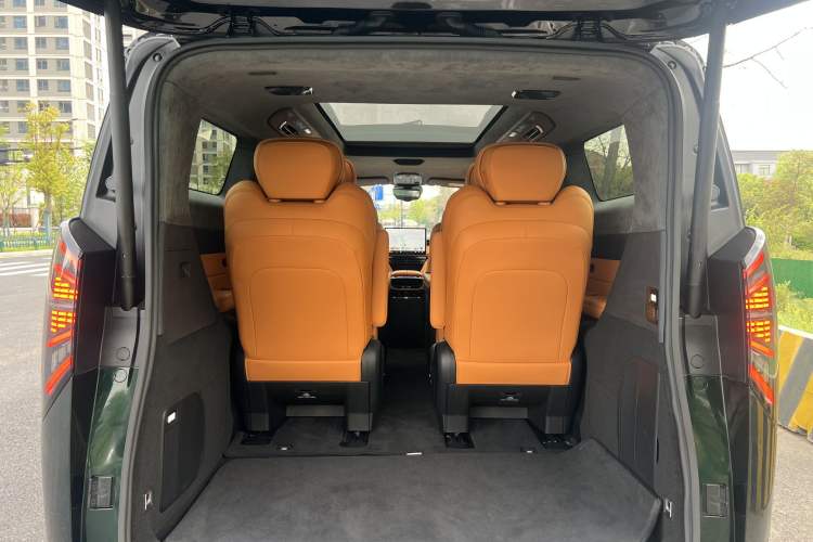 Used Geely Galaxy LEVC L380 2024 140-Degree 6-Seater All-Wheel-Drive Ultra Interior 12