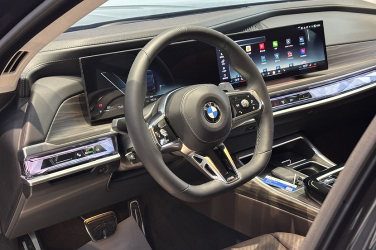 Used BMW 7 Series 2023 735Li M Sport Package Steering Wheel