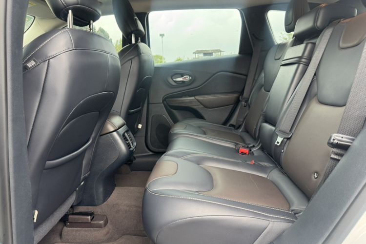 Used Jeep Cherokee 2016 2.4L Professional Edition Interior 3