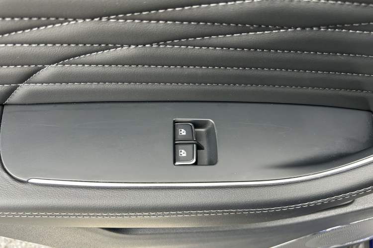 Used Hongqi HS5 2022 Revised Version 2.0T Smart Connect Flagship Edition
