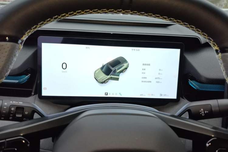 Used Lynk & Co 08 EM-P 2025 220 km All-Wheel-Drive Performance Halo Odometer Close Up