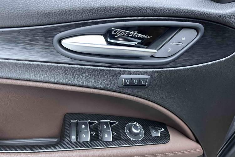 Used Alfa Romeo Stelvio 2017 2.0T 200HP Luxury Edition Interior 10