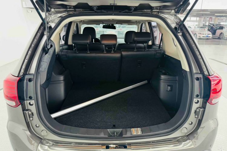 Used Mitsubishi Outlander 2019 2.4L 4x4 Zhi Xiang Edition 5 Seats China VI Standard
