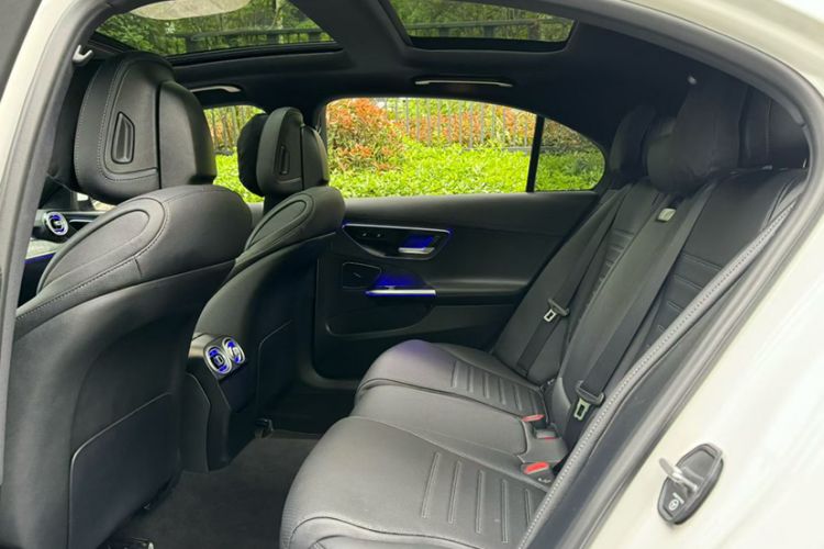 Used Mercedes-Benz C-Class 2024 Second Facelift C 260 L Sport Edition Interior 3