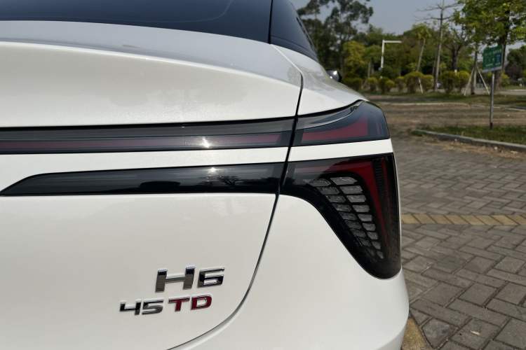 Used Hongqi H6 2024 2.0T ZhiShang Version