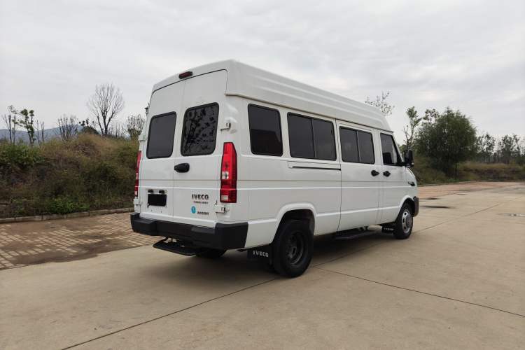 Used Iveco Daily 2023 2.5T A37M1 Long Wheelbase Mid-Roof Dual-Tire Side-Sliding Doors 5-9 Seats
